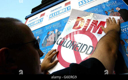 Un manifestante colloca un poster fuori dalle sale riunioni di George Street, Edimburgo, dopo che Janet Street Porter ha fatto commenti sulle persone gallesi nel suo spettacolo al festival di Edimburgo. Foto Stock