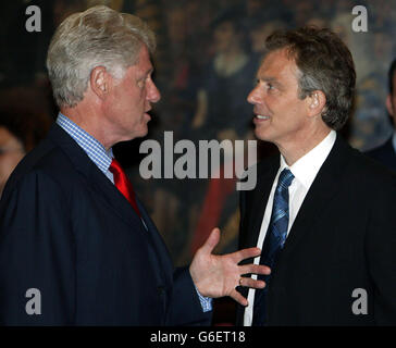 L'ex presidente degli Stati Uniti Bill Clinton parla con il primo ministro Tony Blair alla Guildhall nella città di Londra, sede della cena di governo progressista. Foto Stock