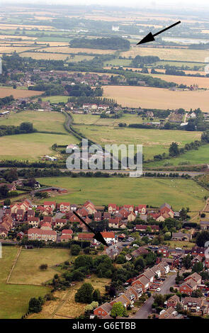 Vista aerea che mostra la posizione della casa (freccia, in primo piano) del Dr David Kelly a Southmoor, vicino Abingdon, e una tenda di polizia (in alto con freccia) vicino alla copta dove un corpo corrispondente alla sua descrizione è stato trovato a Harrowdean Hill. * il dottor Kelly è stato nominato come una possibile talpa per un rapporto della BBC che sostiene che un dossier sulle armi di distruzione di massa era stato "messo in discussione". Foto Stock