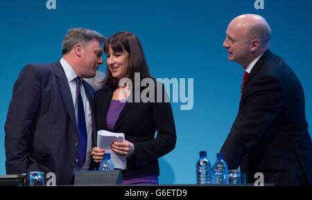 Il cancelliere ombra ed Balls si congratula con il Segretario principale Shadow del Tesoro Rachel Reeves per aver reso oggi il suo discorso di apertura alla conferenza del Partito laburista a Brighton. Foto Stock