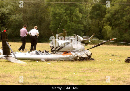 Investigatori di incidenti e polizia sulla scena del crash elicottero vicino Sevenoaks, Kent, dove sono stati confermati tre morti. Foto Stock