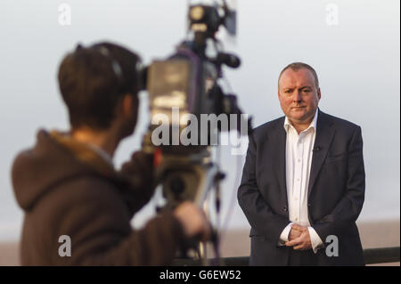 L'ex medico di spin laburista Damian McBride dà un'intervista televisiva sul lungomare di Brighton, mentre il rilascio delle sue memorie ha gettato un'ombra sulla conferenza annuale del Partito laburista che si tiene in città. Foto Stock