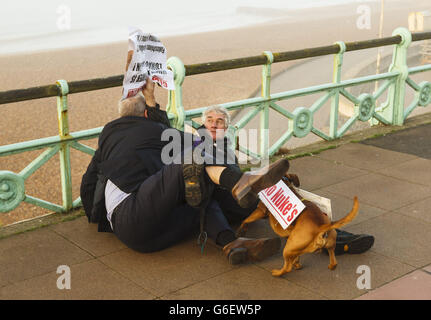 Iain Dale, blogger politico ed editore, scuffa con il protestore Stuart Holmes (a destra) vicino a dove l'ex dottore di spin laburista Damian McBride stava dando un'intervista televisiva alla Conferenza annuale del partito laburista a Brighton. Foto Stock