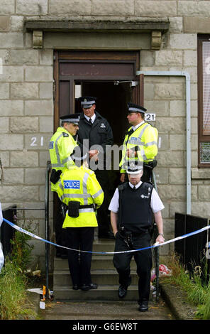 Attività di polizia all'esterno di un appartamento in Balintore Street a Glasgow, a seguito di un incidente appena prima di mezzanotte presso la vicina stazione di polizia di Shettleston, dove un uomo ha camminato dentro e ha sparato un conestabile che stava mannando il banco pubblico. Dopo aver sparato al constable, *..il pistolero - che era vestito con una giacca camouflage e possibilmente indossando una parrucca - ha messo la pistola sul banco e ha camminato fuori della stazione. Quattro persone sono state arrestate dalla polizia in operazioni di follow-up. Foto Stock