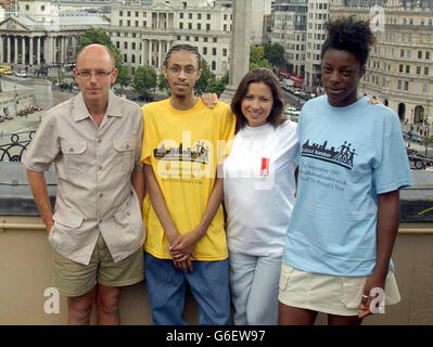 Da sinistra a destra; il designer Wayne Hemmingway, Prince's Trust Sound Live DJ Nicholas Rennalls, la ragazza meteo GMTV Clare Nasir e la cantante Mary Ogunnaike durante una fotocellula per lanciare la nuova passeggiata benefica Prince's Trust 'Walk About London' in cima al Trafalgar Hilton nel centro. *..The Walk About London è una passeggiata di 8.5 km intorno ad alcuni dei siti più famosi di Londra, che si svolge il 21 settembre a partire da Hyde Park, la passeggiata culmina in una stravaganza di Trafalgar Square. Foto Stock