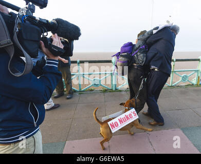 Iain Dale, blogger politico ed editore, si lamenta con il protestore Stuart Holmes (a sinistra) vicino a dove l'ex medico di spin laburista Damian McBride stava dando un'intervista televisiva alla Conferenza annuale del Partito laburista a Brighton. Foto Stock