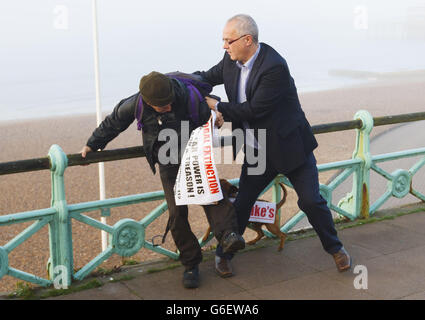 Iain Dale, blogger politico ed editore, si lamenta con il protestore Stuart Holmes (a sinistra) vicino a dove l'ex medico di spin laburista Damian McBride stava dando un'intervista televisiva alla Conferenza annuale del Partito laburista a Brighton. Foto Stock