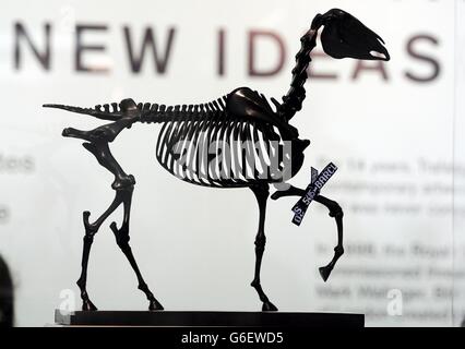 Il Cavallo regalo dell'artista Hans Haacke è una delle sei nuove proposte per la quarta base di Trafalgar Square che vengono esposte nella cripta della Chiesa di San Martino in the Fields, nel centro di Londra, da domani. Foto Stock