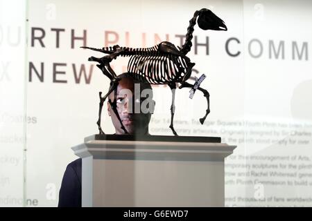 Lo scrittore Ekow Eshun guarda al Gift Horse dell'artista Hans Haacke, che è una delle sei nuove proposte per la quarta base di Trafalgar Square, che vengono esposte nella cripta di St Martin-in-the-Fields Church, nel centro di Londra, da domani. Foto Stock