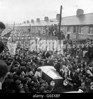 I fratelli eroi della Coppa del mondo dell'Inghilterra Bobby (l) e Jack Charlton hanno fatto un tour trionfale della loro città natale di Ashington in un Rolls Royce giallo aperto per dirigersi agli uffici del consiglio per un ricevimento civico. Foto Stock