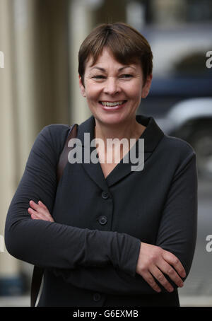 Il Green Party MP Caroline Lucas arriva a una linea di picket FBU a Brighton, East Sussex, il Brighton Pavilion MP ha confermato che sarà perseguito dopo aver partecipato a dimostrazioni anti-fracking. Foto Stock