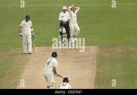 Cricket - LV=Campionati della contea - Divisione due - Kent v Lancashire - St Lawrence Ground. Stephen Parry del Lancashire si inchinò su Robert Key del Kent Foto Stock