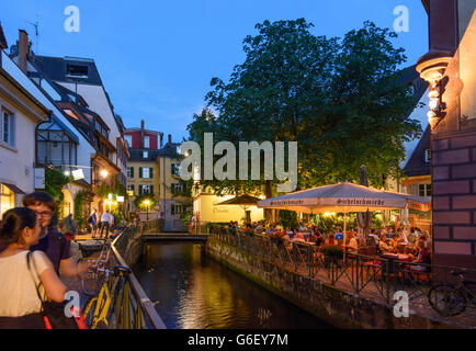 Canale commerciale sulla strada Gerberau nella città vecchia con il ristorante Sichelschmiede, Freiburg im Breisgau, Germania, Baden Foto Stock