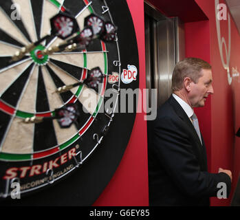 Taoiseach Enda Kenny, arriva ad aprire ufficialmente la sede europea Qualtrics, presso Earlsfort Terrace nel centro di Dublino. Foto Stock