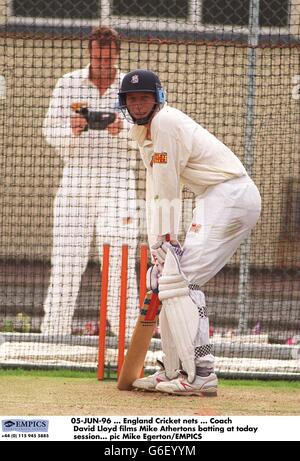 05-GIU-96, reti di cricket dell'Inghilterra, il Coach David Lloyd film Mike Atherton batting alla sessione di oggi Foto Stock