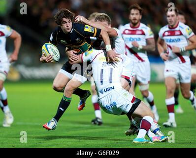 Lee Dickson di Northampton viene affrontato da Dan Braid e Tom Brady di sale durante la partita Aviva Premiership al Kingsholm Stadium di Northampton. Foto Stock