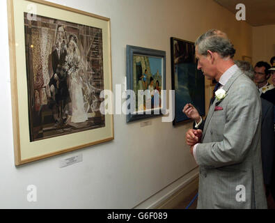 HRH il Principe del Galles ispeziona un dipinto chiamato 'Bride and Groom' al Tenby Museum and Art Galley durante la sua visita ad un tenby ventoso a Pembrokeshire, nel Galles del Sud. Foto Stock