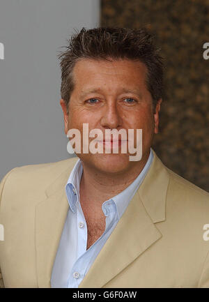 Pop Idol giudice Neil Fox durante una conferenza stampa alla Thames TV di Londra, per lanciare una nuova serie di Pop Idol. 08/12/03: DJ Neil sta lasciando la radio commerciale conto alla rovescia dopo un decennio, è stato annunciato. Ha detto che stava lottando per equilibrare tutte le richieste sul suo tempo con il suo programma quotidiano sulla stazione di Londra 95.8 capitale FM così come essere un panelist su Pop Idol. Deve anche lavorare su altri programmi televisivi. Foto Stock