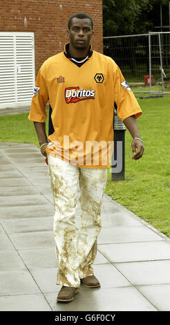 Wolverhampton Wanderers new signing Henri Camera è presentato durante una chiamata stampa al RAF Cosford, Wolverhampton, Venerdì 1 agosto 2003. Wolves ha completato la firma del Senegal in avanti Camara per un primo canone di 1.5milioni dal club francese Sedan, mentre la firma di Jody Craddock è stata finalizzata con il suo 1.75milioni di passaggio da Sunderland ieri. Foto Stock