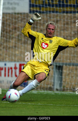 Il portiere del Portsmouth FC Harald Wapenaar in azione durante un amichevole pre-stagione a Dean Court a Bournemouth. Foto Stock