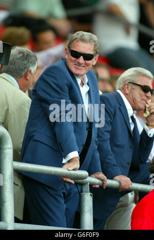 Portsmouth FC proprietario Milano Mandaric guarda un pre-stagione amichevole a Dean Court a Bournemouth. Foto Stock