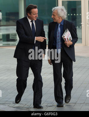 Il primo Ministro David Cameron (a sinistra) arriva al programma della BBC Current Affairs, lo spettacolo Andrew Marr a Manchester, prima dell'inizio della conferenza annuale del Partito conservatore. Foto Stock