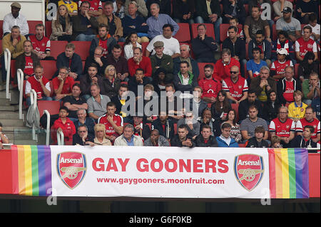 Calcio - Barclays Premier League - Arsenal / Stoke City - Emirates Stadium. Una bandiera 'Gay Gooners' all'Emirates Stadium Foto Stock