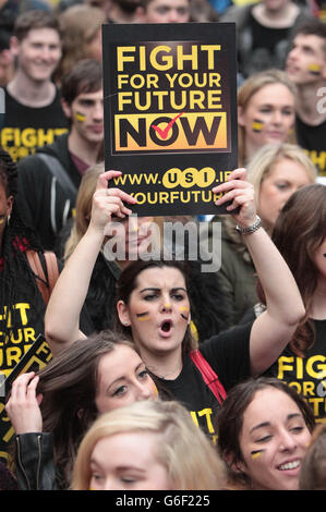 Gli studenti prendono parte alla lotta per il vostro futuro ora dimostrazioni a Leinster House, Dublino, per protestare contro la riduzione delle sovvenzioni di manutenzione nel bilancio. Foto Stock