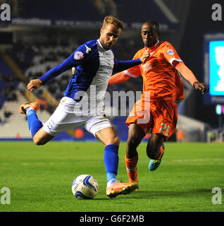 Calcio - Sky Bet Championship - Birmingham City / Millwall - St Andrew's. Andy Shinnie (a sinistra) e Jimmy Abdou (a destra) di Millwall lottano per la palla. Foto Stock