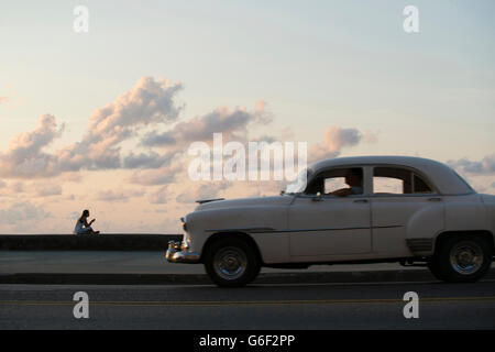 Classic car guida lungo il Malecon (strada costiera) in Havana, Cuba Foto Stock
