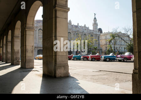 Una fila di classic cabrio a noleggio a l'Avana, Cuba Foto Stock