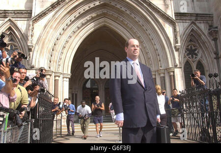 Andrew Gilligan, il giornalista della BBC al centro della fila per la presunta esagerazione da parte del governo del caso di guerra contro l'Iraq, arriva alla High Court di Londra, per dare prova all'inchiesta Hutton sulla morte dell'esperto di armi David Kelly. * Gilligan ha incontrato il dottor Kelly presso il Charing Cross Hotel nel centro di Londra una settimana prima della sua relazione odierna del 29 maggio, in cui si affermava che il dossier era stato "sesciato" su richiesta del 10 Downing Street. Foto Stock