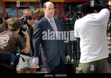 Andrew Gilligan, il giornalista della BBC al centro della fila per la presunta esagerazione del governo nei confronti della causa per la guerra contro l'Iraq, arriva alla High Court di Londra, per dare prova all'indagine Hutton sulla morte dell'esperto di armi David Kelly. Il sig. Gilligan ha incontrato il sig. Kelly presso il Charing Cross Hotel nel centro di Londra una settimana prima della sua relazione di oggi del 29 maggio, in cui si affermava che il dossier era stato "messo in discussione" su iniziativa di 10 Downing Street. Foto Stock