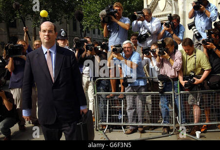 Andrew Gilligan, il giornalista della BBC al centro della fila per la presunta esagerazione del governo nei confronti della causa per la guerra contro l'Iraq, arriva alla High Court di Londra, per dare prova all'indagine Hutton sulla morte dell'esperto di armi David Kelly. Il sig. Gilligan ha incontrato il sig. Kelly presso il Charing Cross Hotel nel centro di Londra una settimana prima della sua relazione di oggi del 29 maggio, in cui si affermava che il dossier era stato "messo in discussione" su iniziativa di 10 Downing Street. Foto Stock