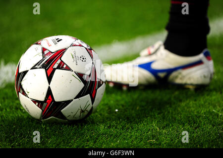 Calcio - UEFA Champions League - Gruppo G - Ajax Amsterdam / AC Milan - Amsterdam Arena. Una scarpa da calcio bianca accanto a una partita di calcio ufficiale della UEFA Champions League Foto Stock