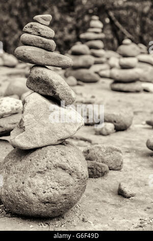 Un raggruppamento di piccoli cairns vicino a Oak Creek su rocce rosse attraversando escursione in Sedona, AZ. Foto Stock