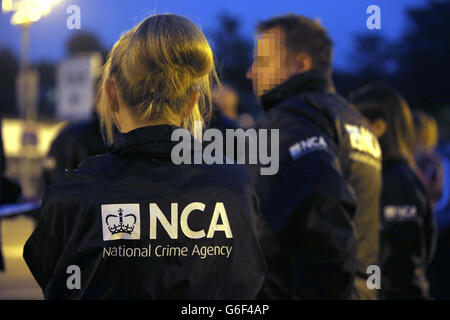 NOTA PER I REDATTORI: VOLTI PIXELATED DAL PA PICTUREDESK SU RICHIESTA DELLA NCA: Ufficiali della neoformata National Crime Agency prendono parte a un raid all'alba su una proprietà in Wanstead Road, Bromley, Kent. Foto Stock
