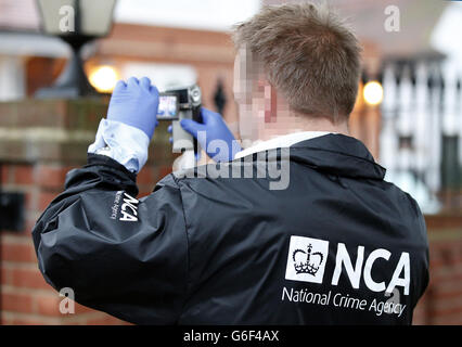 NOTA PER I REDATTORI: VOLTI PIXELATED DAL PA PICTUREDESK SU RICHIESTA DELLA NCA: Ufficiali della neoformata National Crime Agency prendono parte a un raid all'alba su una proprietà in Wanstead Road, Bromley, Kent. Foto Stock