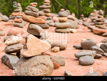 Un raggruppamento di piccoli cairns al Buddha Beach vicino a Oak Creek su rocce rosse attraversando escursione in Sedona, AZ. Foto Stock