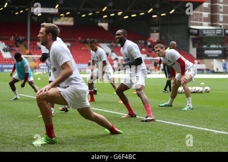 Calcio - Sky Bet Championship - Charlton Athletic v Blackpool - The Valley. I giocatori di Charlton Athletic si riscaldano Foto Stock