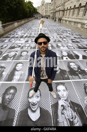 L'artista francese JR ha ritratto con la sua installazione di arte pubblica alla Somerset House nel centro di londra - parte del progetto INSIDE OUT, che invita la comunità a diventare parte di un progetto di arte pubblica, trasformando il ritratto e l'identità di ogni partecipante in un'opera d'arte comune. Foto Stock