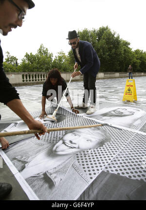 L'artista francese JR (a destra) raffigurato con la sua installazione di arte pubblica - parte dell'INSIDE OUT alla Somerset House nel centro di londra - parte del progetto INSIDE OUT, che invita la comunità a far parte di un progetto d'arte pubblica, trasformando il ritratto e l'identità di ogni partecipante in un'opera d'arte comune. Foto Stock