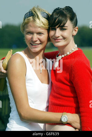 Il supermodella Jodie Kidd (L) con il modello Erin o'Connor partecipa al lancio degli eventi innovativi di Kidd, la compamy Pet-a-Polo che si tiene al Guards Polo Club, Windsor Great Park, Surrey. Foto Stock