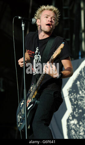 Il cantante e chitarrista Deryck Whibley della band Sum 41 si esibisce sul palco principale al Carling Reading Festival di Reading. Foto Stock