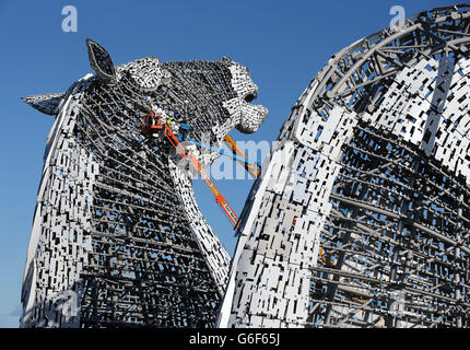 L'operaio continua a lavorare sui Kelpies presso l'Helix, sull'entrata orientale del canale Forth e Clyde a Falkirk, mentre si avvicina al completamento. Le opere d'arte a forma di teste di cavallo, alte 30 metri, sono state progettate dallo scultore scozzese Andy Scott. PREMERE ASSOCIAZIONE foto. Data immagine: Mercoledì 9 ottobre 2013. I Kelpies sono un monumento al patrimonio equestre in tutta la Scozia centrale. Il credito fotografico dovrebbe essere: Andrew Milligan/PA Wire STAMPA ASSOCIAZIONE Foto. Data immagine: Mercoledì 9 ottobre, 2013. Il credito fotografico dovrebbe essere: Andrew Milligan/PA Wire. Foto Stock