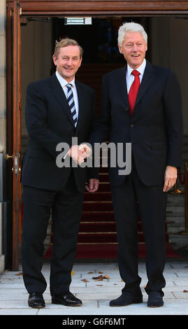 Bill Clinton incontra oggi Taoiseach Enda Kenny presso gli edifici governativi di Dublino. Foto Stock