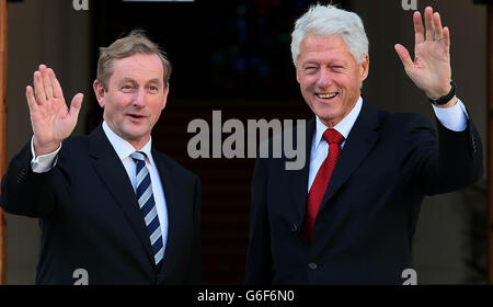 Bill Clinton incontra oggi Taoiseach Enda Kenny presso gli edifici governativi di Dublino. Foto Stock