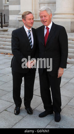 Bill Clinton incontra oggi Taoiseach Enda Kenny presso gli edifici governativi di Dublino. Foto Stock