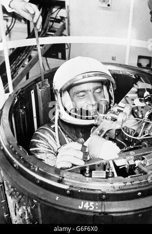 Malcolm Scott Carpenter, 37 anni, un tenente-comandante della marina statunitense e l'astronauta ha in programma di fare il secondo volo spaziale orbitale dell'America. È in fase di formazione in procedure di fuga a Cape Canaveral, Florida. Foto Stock