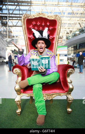 Ex made in Chelsea star Ollie Locke at Waterloo Station a Londra per registrare brani del classico di Lewis Carroll, Alice's Adventures in Wonderland libro per segnare Read for RNIB day, l'evento annuale di beneficenza del Royal National Institute of Blind People (RNIB). Foto Stock